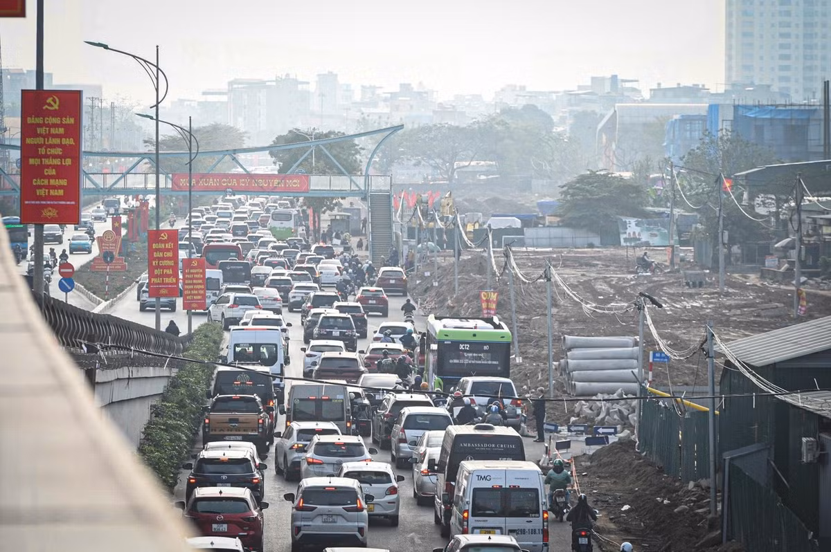 Dòng xe xếp hàng dài khoảng 4-5km, kéo dài từ đường Cổ Linh đến tận trạm thu phí cao tốc Hà Nội - Hải Phòng.