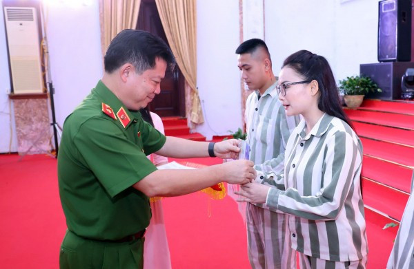 Thiếu tướng Nguyễn Thanh Trường, Cục trưởng Cục C10 trao quyết định đặc xá cho nữ phạm nhân.