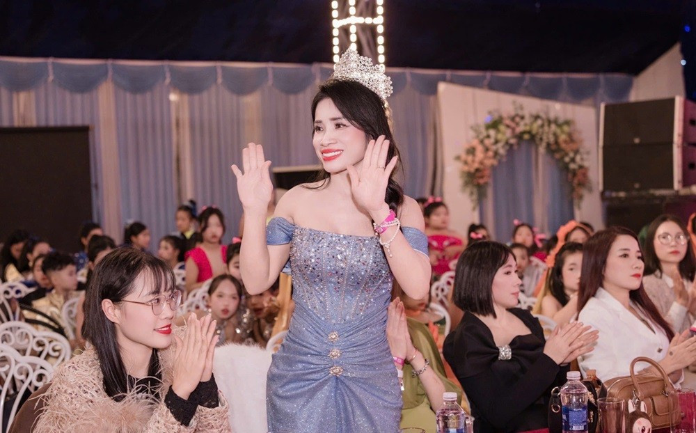 Cô hút sự chú ý với nhan sắc xinh đẹp, rạng rỡ.