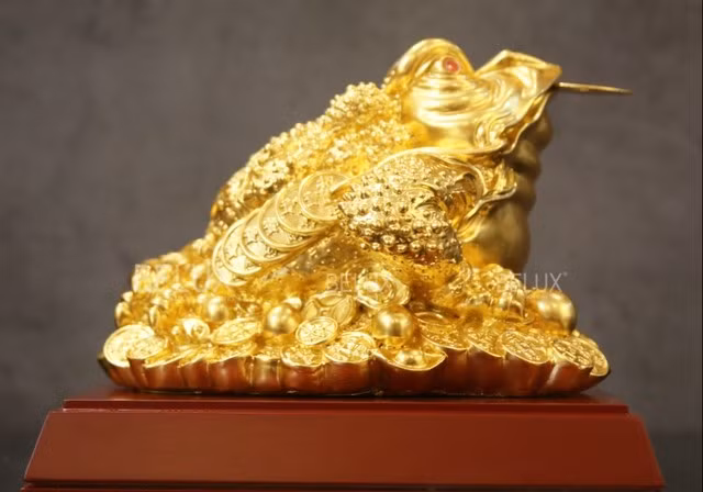 Cóc vàng là một trong những linh thú tốt lành nổi tiếng trong phong thủy và luôn được coi là biểu tượng của sự giàu sang và phú quý.