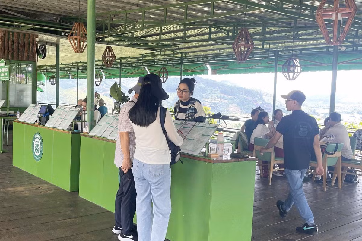 Quản lý cho biết giá thành được niêm yết trên menu, đã bao gồm chi phí tham quan, chụp hình tại quán.