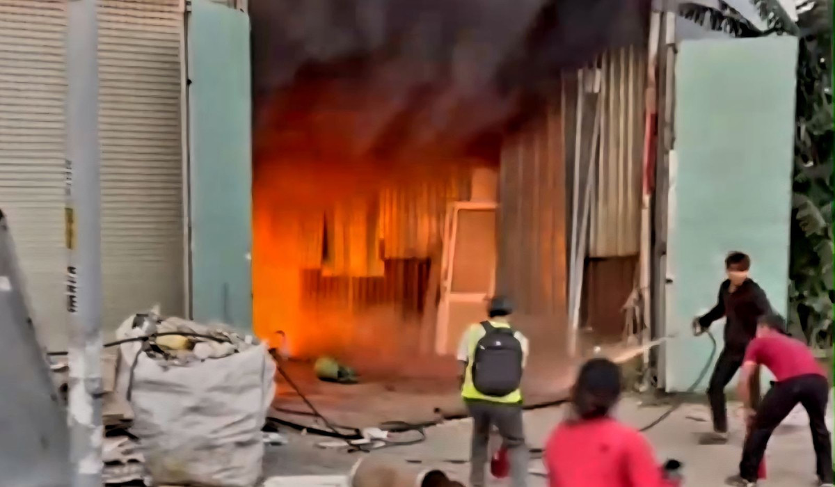 Người dân nỗ lực dập lửa nhưng bất thành. Ảnh: CTV