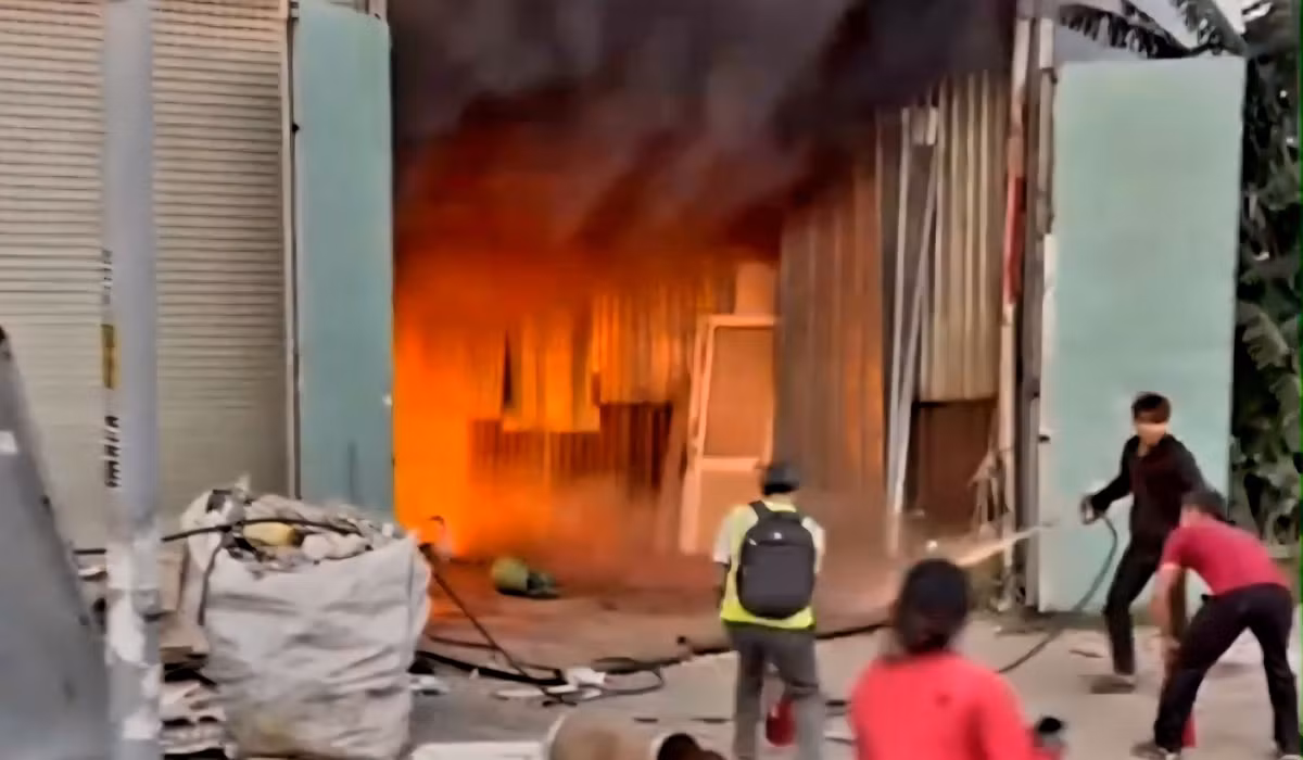 Người dân nỗ lực dập lửa nhưng bất thành. Ảnh: CTV