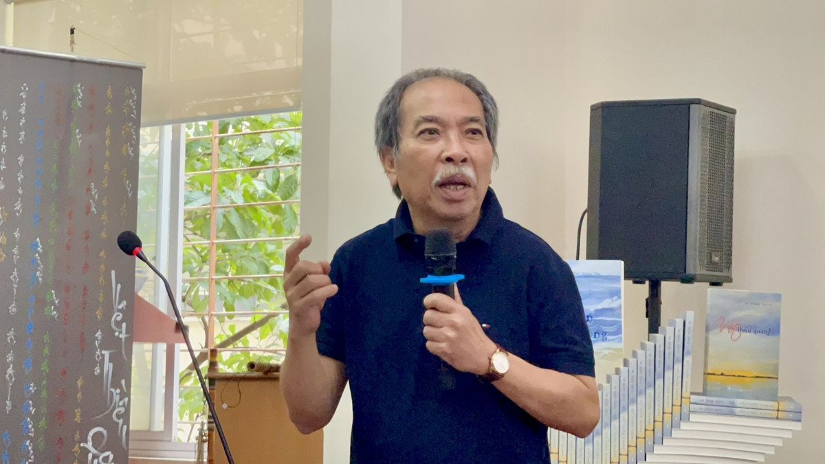 Nhà thơ Nguyễn Quang Thiều, Chủ tịch Hội Nhà văn Việt Nam, chia sẻ tại buổi ra mắt.