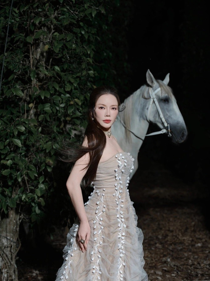 Riêng với dịp Tết, Lý Nhã Kỳ cho biết đây luôn là khoảng thời gian cô ưu tiên cho gia đình và những giá trị truyền thống. Dù lịch trình cuối năm thường bận rộn, nữ diễn viên vẫn cố gắng sắp xếp để đón Tết trong không khí ấm cúng, giản dị.