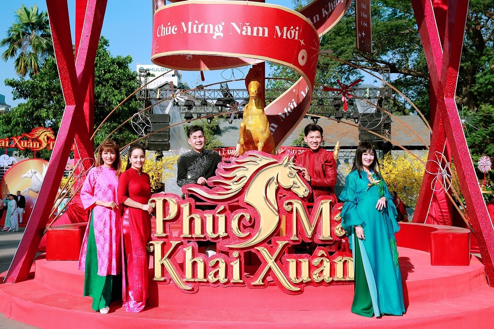 View - Dàn nghệ sĩ diện áo dài đón xuân sớm tại Lễ hội Tết Việt | Báo Tri thức và Cuộc sống - TIN TỨC PHỔ BIẾN KIẾN THỨC 24H