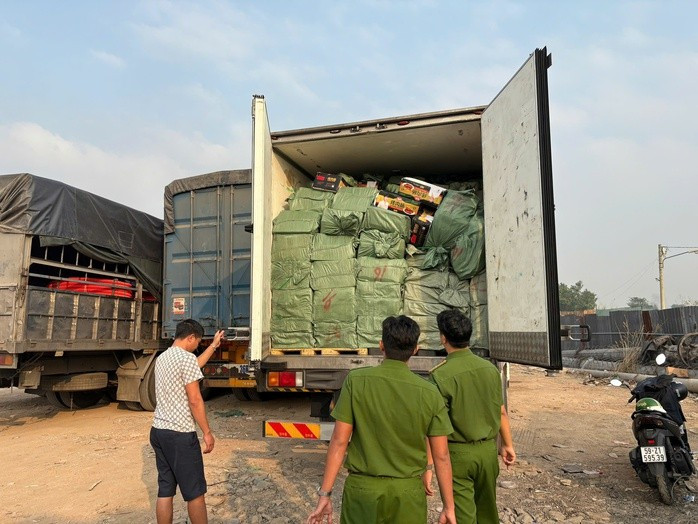 Công an TPHCM phát hiện lô hàng trên 2 ô tô tải
