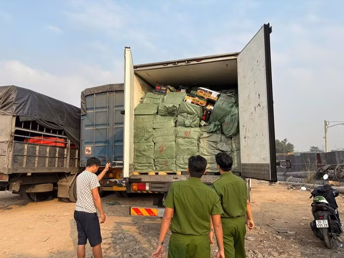 Công an TPHCM phát hiện lô hàng trên 2 ô tô tải