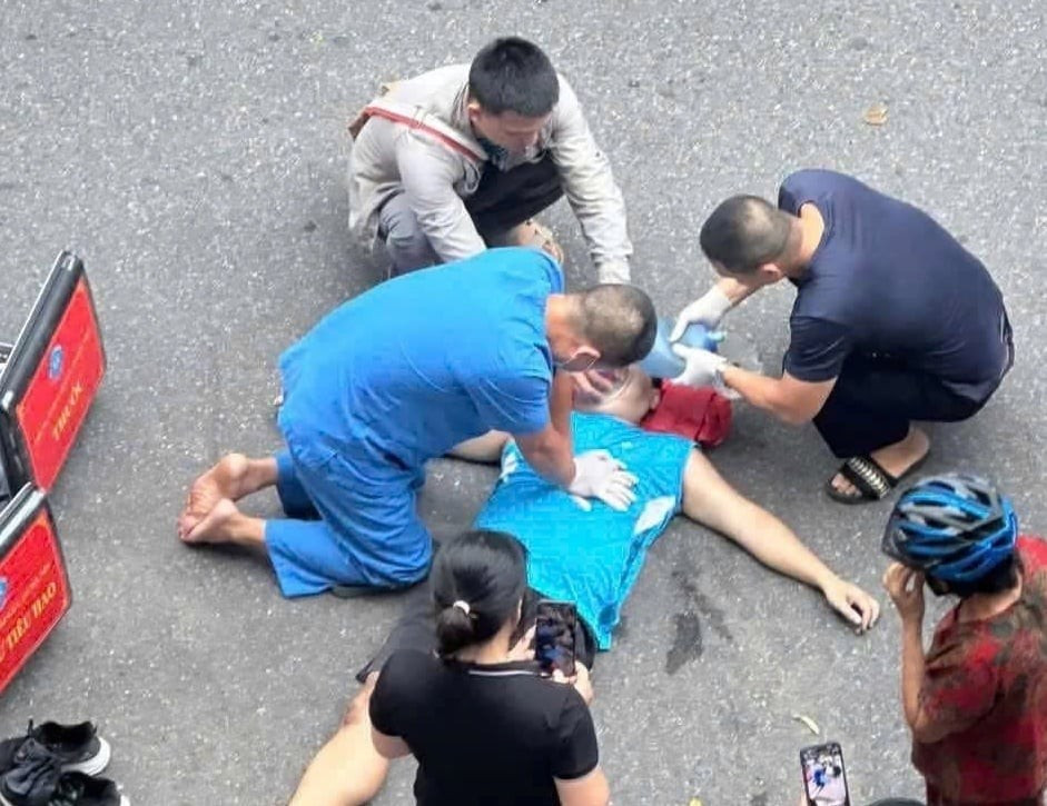 Theo bác sĩ, một nhịp ép tim dù chưa đúng kỹ thuật 100% vẫn mang lại cơ hội sống cao hơn rất nhiều so với việc đứng chờ đợi trong bất lực. Ảnh: 115 cung cấp