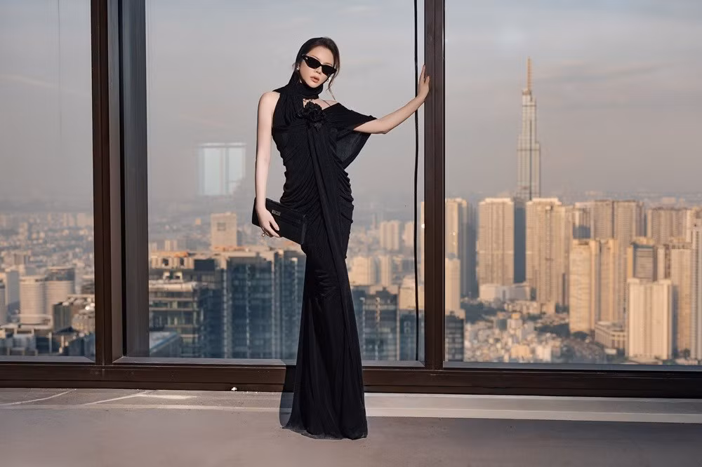 Chi tiết tưởng chừng giản đơn này lại là chìa khóa tạo nên thần thái vương giả, vừa kín đáo vừa quyền lực, giúp Lý Nhã Kỳ tỏa ra năng lượng bí ẩn.