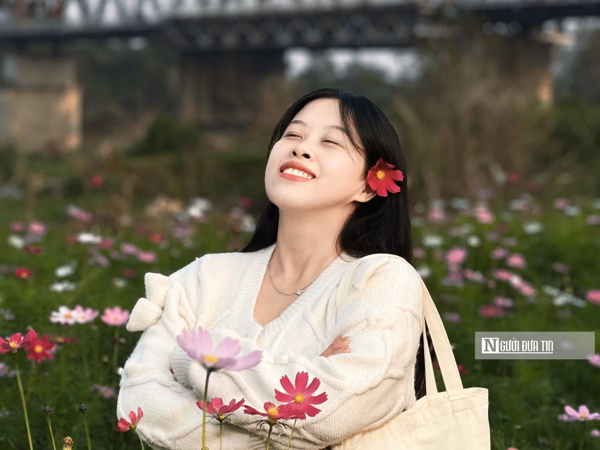 Bạn Trần Mỹ Hạnh (Hà Nội) chia sẻ: "Mình thích đến vào sáng sớm để đón bình minh. Sự kết hợp giữa hoa cúc bướm hồng, hoa cải vàng và khung cảnh cầu Long Biên tạo nên nét rất riêng. Buổi sáng sớm hay chiều muộn đều đẹp, rất thích hợp để dạo chơi, chụp ảnh và thư giãn".