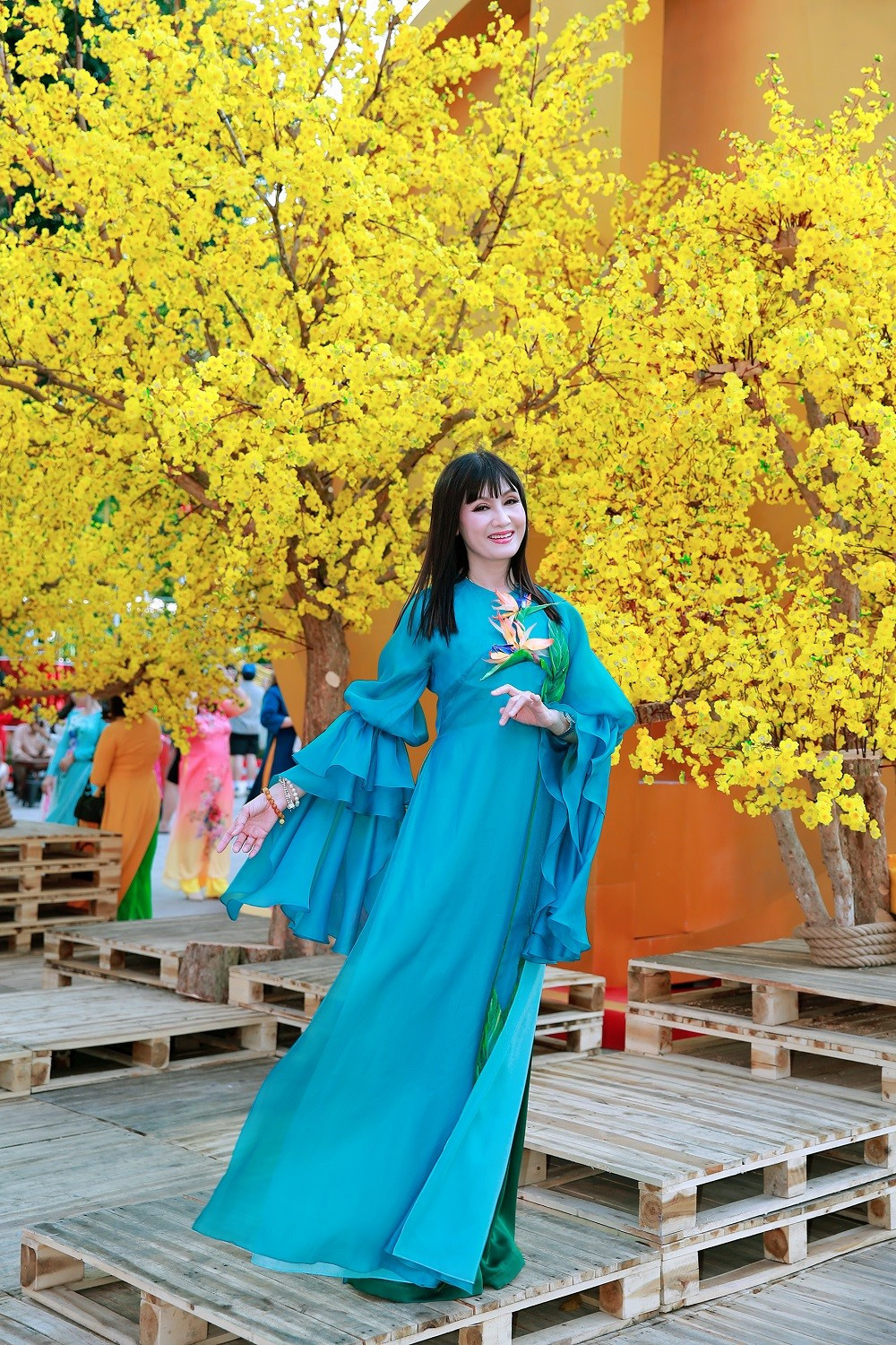 Hiền Mai xinh đẹp rạng rỡ trong tà áo dài cách tân.