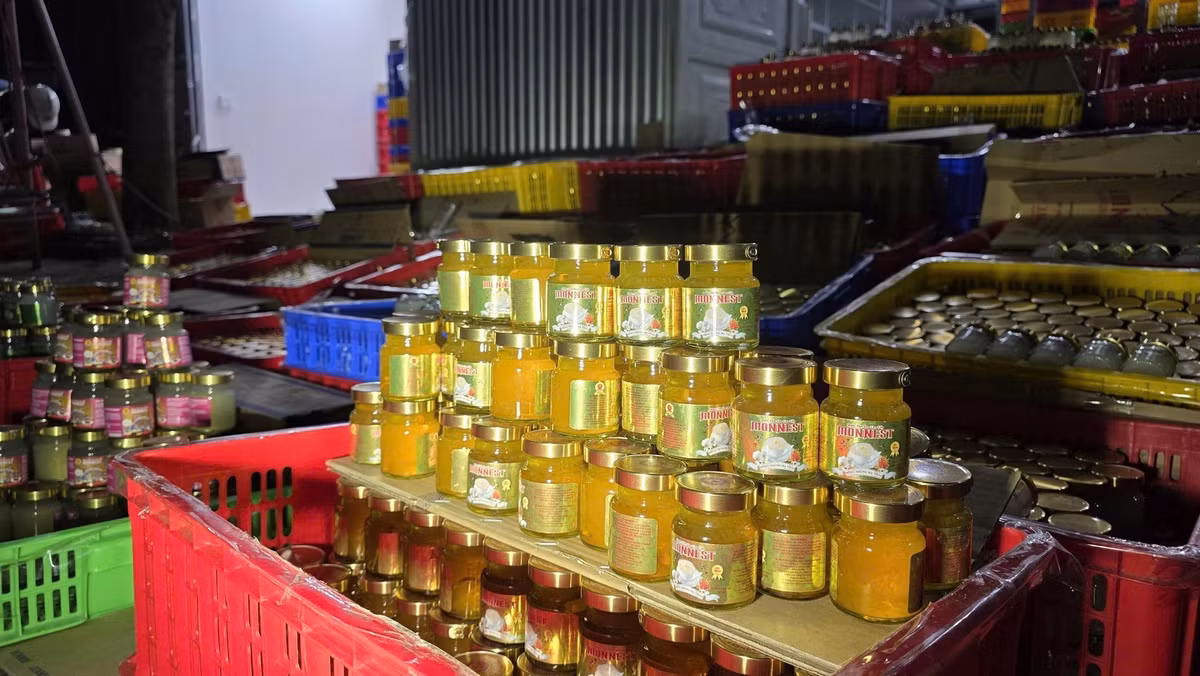 Cận cảnh các sản phẩm nước yến bị làm giả. Ảnh: Người Lao Động