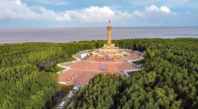 Cột cờ Hà Nội tại Mũi Cà Mau