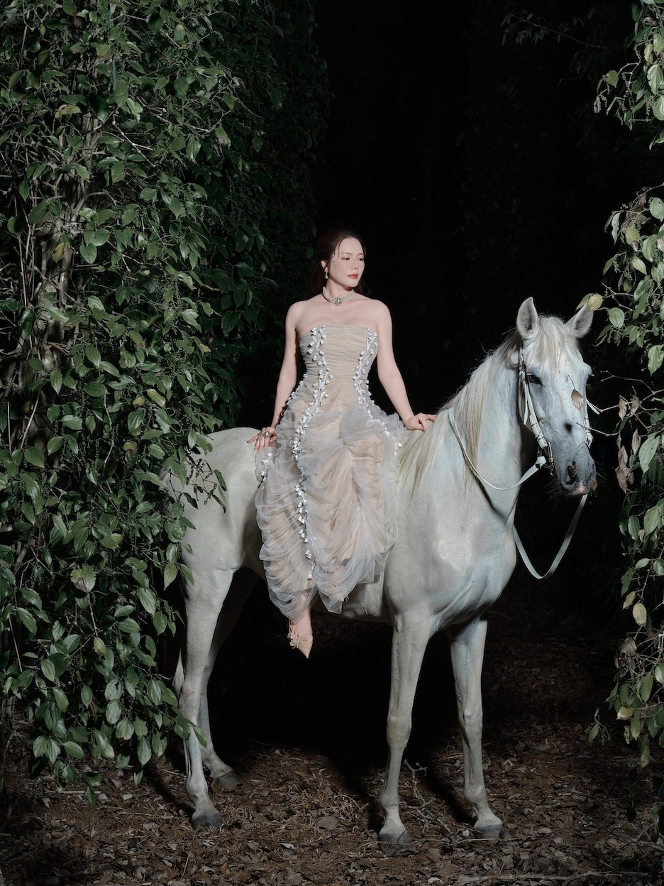 Trong năm 2026, nữ diễn viên dự định tiếp tục mở rộng các dự án kinh doanh gắn với bất động sản nghỉ dưỡng và lĩnh vực văn hóa – du lịch, đặc biệt là những mô hình kết hợp giữa không gian sống, nghệ thuật và trải nghiệm.