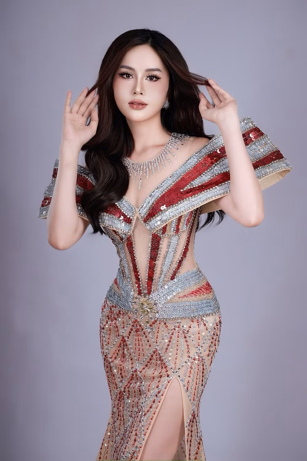 Bốn thiết kế trong BST “Sắc pha lê mùa lễ hội” là sự kết hợp tinh tế giữa thủ công haute couture và nghệ thuật tạo hình ánh sáng. Từ những hạt cườm thủy tinh được đính kết thủ công, đến phần cắt xẻ khéo léo tôn vinh hình thể người mặc – tất cả hòa quyện thành bản giao hưởng của sự sang trọng và nữ tính.