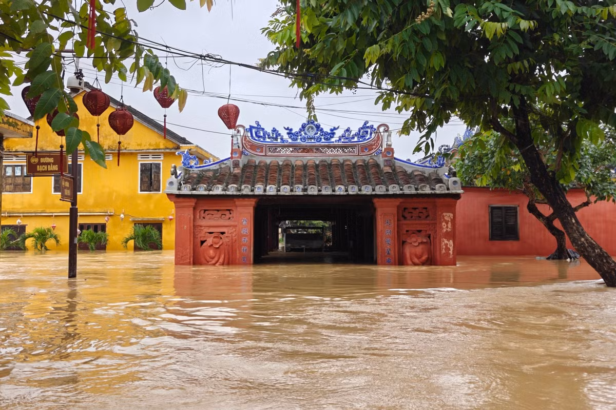 Mực nước tại một số tuyến đường đã giảm đáng kể. Riêng tại khu vực chùa Cầu, nước đã tràn vào bên trong. Ảnh: Hải - Trải Nghiệm.