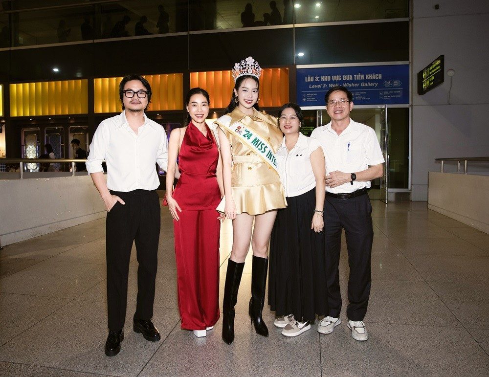 CEO Phạm Kim Dung tiết lộ rằng Thanh Thuỷ đã không có cơ hội gặp ba mẹ suốt nhiều tháng qua vì lịch trình làm việc quá dày đặc, nên khoảnh khắc đoàn tụ tại sân bay càng khiến cô xúc động hơn.