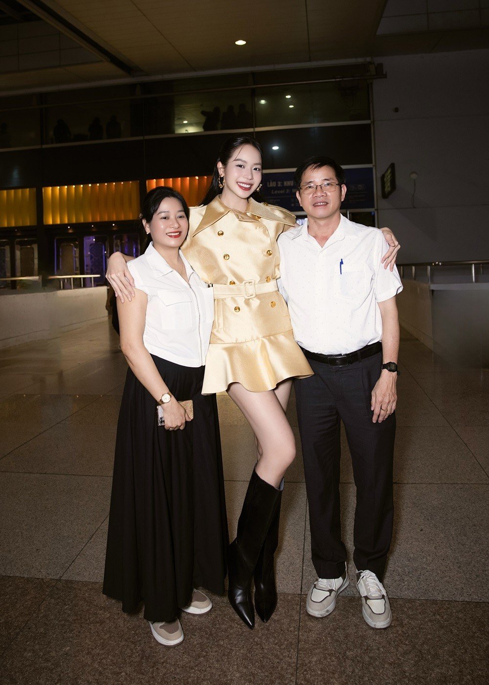 Ba mẹ của Hoa hậu Thanh Thuỷ đã bí mật từ Đà Nẵng vào TP HCM để tiễn con gái, khiến hoa hậu bất ngờ và nghẹn ngào.