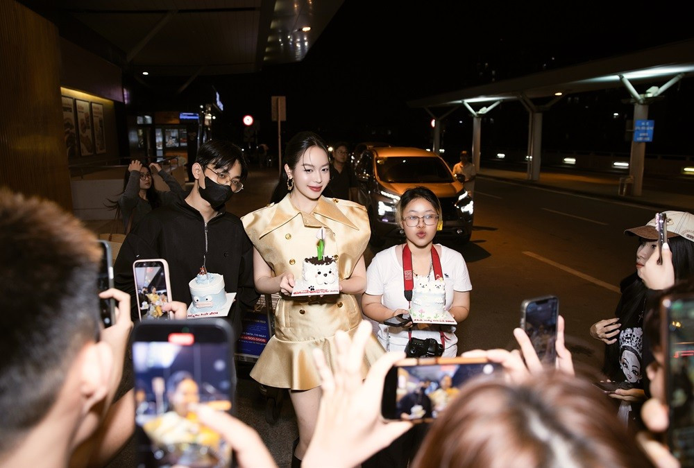 Ngoài ê-kíp thân thuộc, người hâm mộ cũng có mặt tại sân bay để tiễn Hoa hậu Thanh Thuỷ cho chuyến công tác kéo dài nhiều ngày. Cô hạnh phúc khi nhận được bánh kem chúc mừng và tình cảm nồng nhiệt từ khán giả.