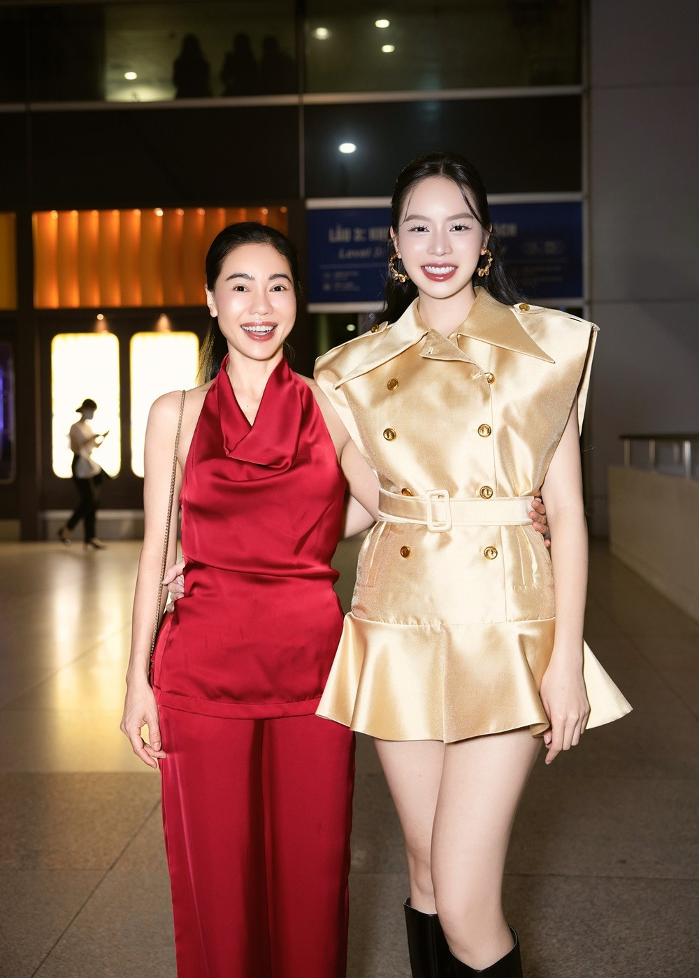 Nhân dịp này, CEO Phạm Kim Dung còn gửi tặng nàng hậu một đôi giày mới khi biết cô thường xuyên bị thương, đau chân do phải liên tục mang giày cao gót trong thời gian qua.