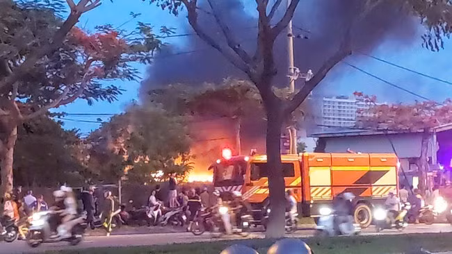 Ngọn lửa bùng phát vào khoảng 17h40.