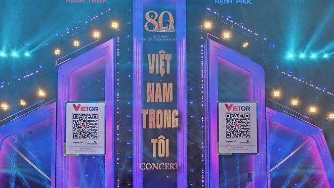 Từ đầu concert, Ban Tổ chức đã công bố QR tài khoản gây quỹ ủng hộ đồng bào miền Trung. (Ảnh: CTV/Vietnam+)