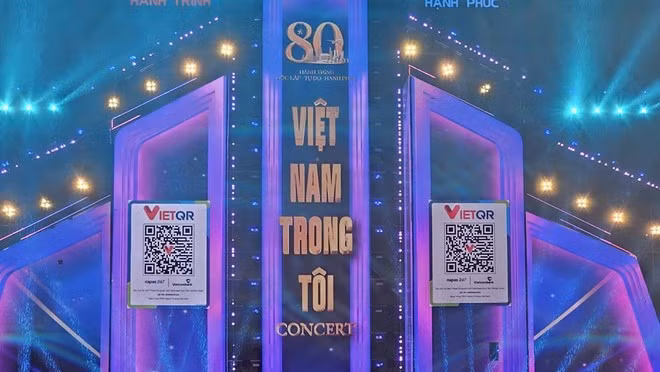 Từ đầu concert, Ban Tổ chức đã công bố QR tài khoản gây quỹ ủng hộ đồng bào miền Trung. (Ảnh: CTV/Vietnam+)