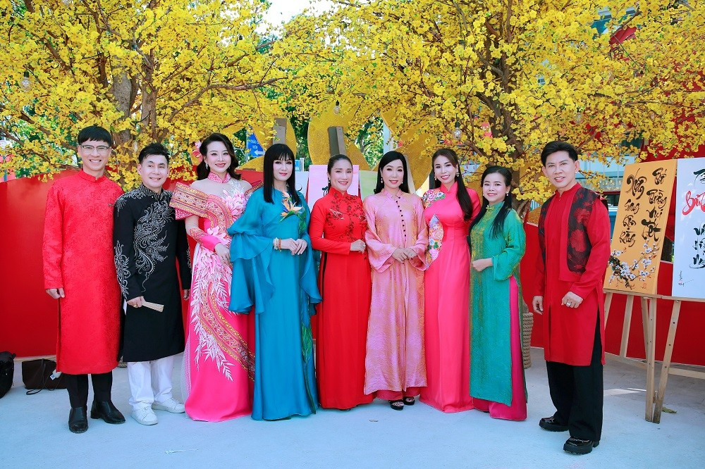 Mới đây, tại Nhà Văn hóa Thanh niên (TP HCM) đã diễn ra lễ khai mạc Lễ hội Tết Việt Bính Ngọ 2026, mở đầu chuỗi hoạt động văn hóa đón xuân dành cho người dân và du khách. Đông đảo sao Việt đã tham dự sự kiện.