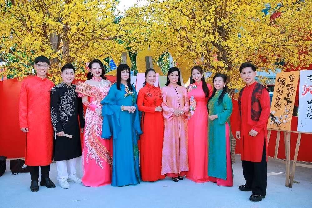 Mới đây, tại Nhà Văn hóa Thanh niên (TP HCM) đã diễn ra lễ khai mạc Lễ hội Tết Việt Bính Ngọ 2026, mở đầu chuỗi hoạt động văn hóa đón xuân dành cho người dân và du khách. Đông đảo sao Việt đã tham dự sự kiện.