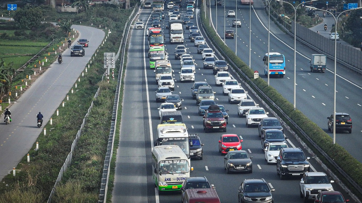 Từ sớm ngày 27 Tết, áp lực giao thông tại các cửa ngõ Hà Nội tăng mạnh khi dòng người đồng loạt đổ về quê, nhiều khu vực như Pháp Vân - Cầu Giẽ hay đường Cổ Linh xảy ra tình trạng ùn ứ kéo dài.