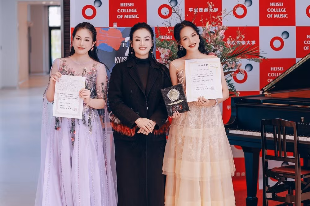 PGS.TS Tân Nhàn chụp ảnh cùng Lê Khánh Chi và Dương Ngọc Ánh. Ảnh: NVCC