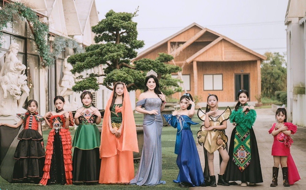 Á hậu Đặng Thị Tân khẳng định: “Những bước chân hôm nay trên sàn diễn Blooming Colors chính là những viên gạch đầu tiên xây dựng nên bản lĩnh nghệ thuật mai sau. Tôi tin rằng, với sự chăm sóc và định hướng đúng đắn, các em sẽ là những đại sứ văn hóa, mang tài năng và bản sắc Việt Nam vươn ra biển lớn, đóng góp những giá trị rực rỡ cho nền nghệ thuật nước nhà”.