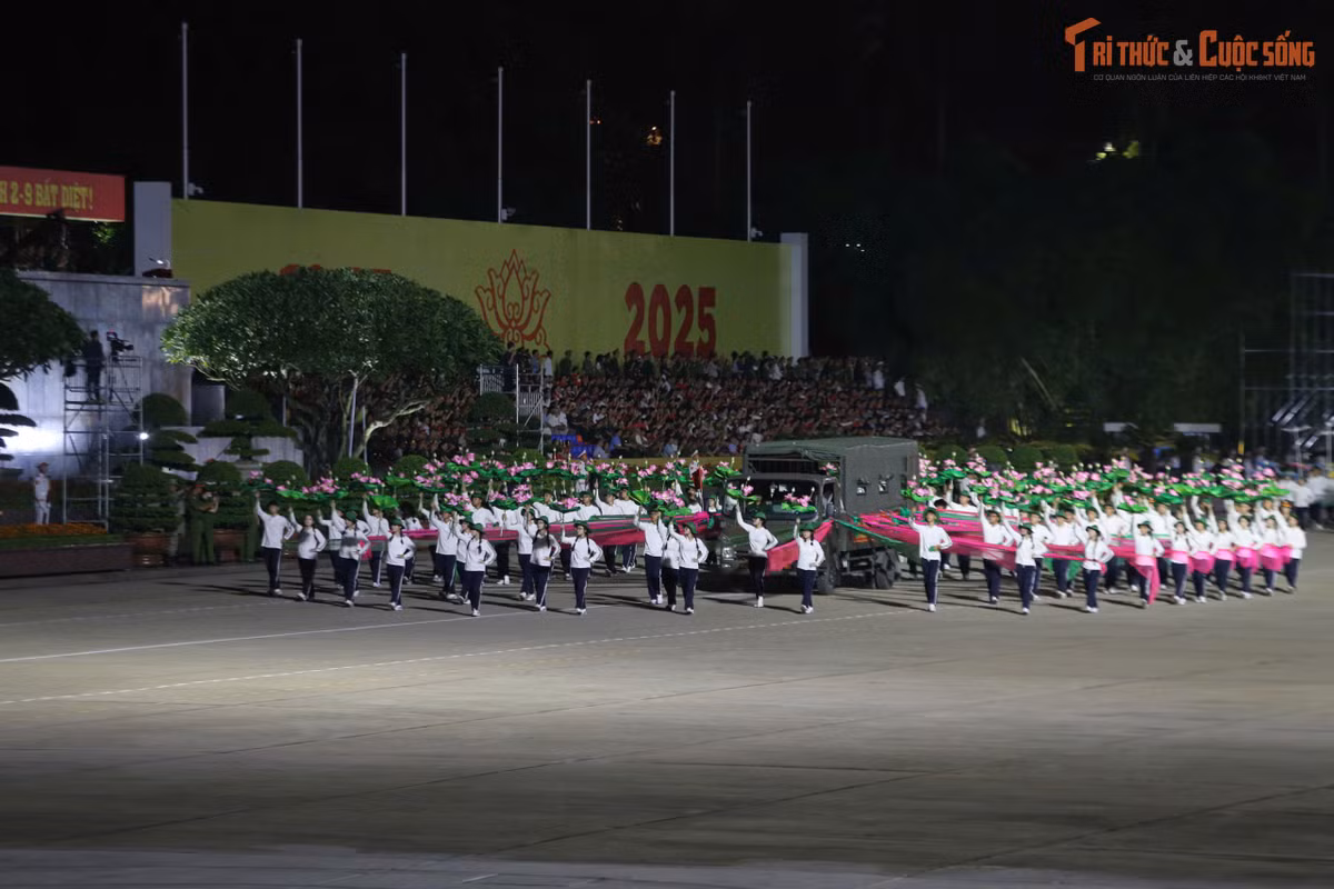 20 giờ tối 21/8, tại quảng trường Ba Đình diễn ra buổi tổng hợp luyện diễu binh, diễu hành Lễ kỷ niệm 80 năm Cách mạng Tháng Tám thành công và Quốc khánh 2/9.