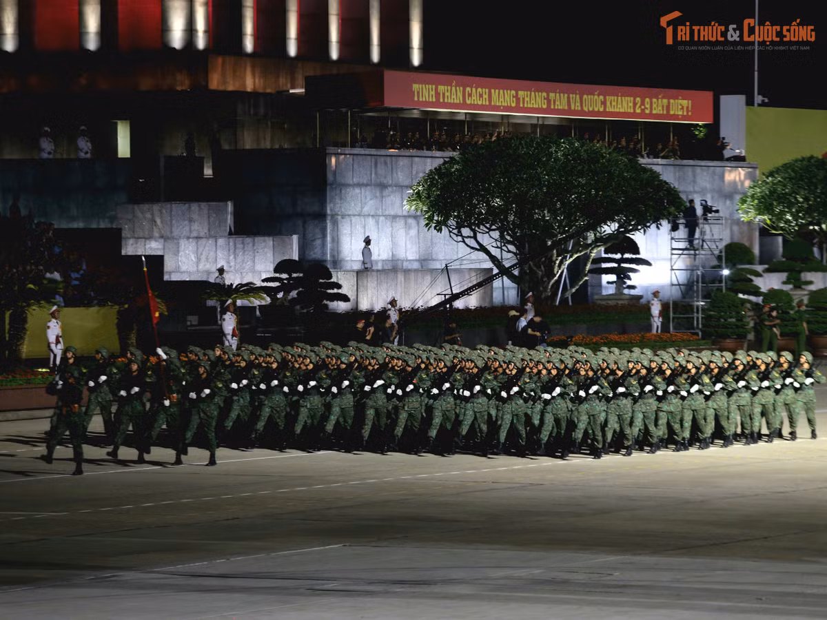 Từng đội hình diễu binh sải bước đều tăm tắp.