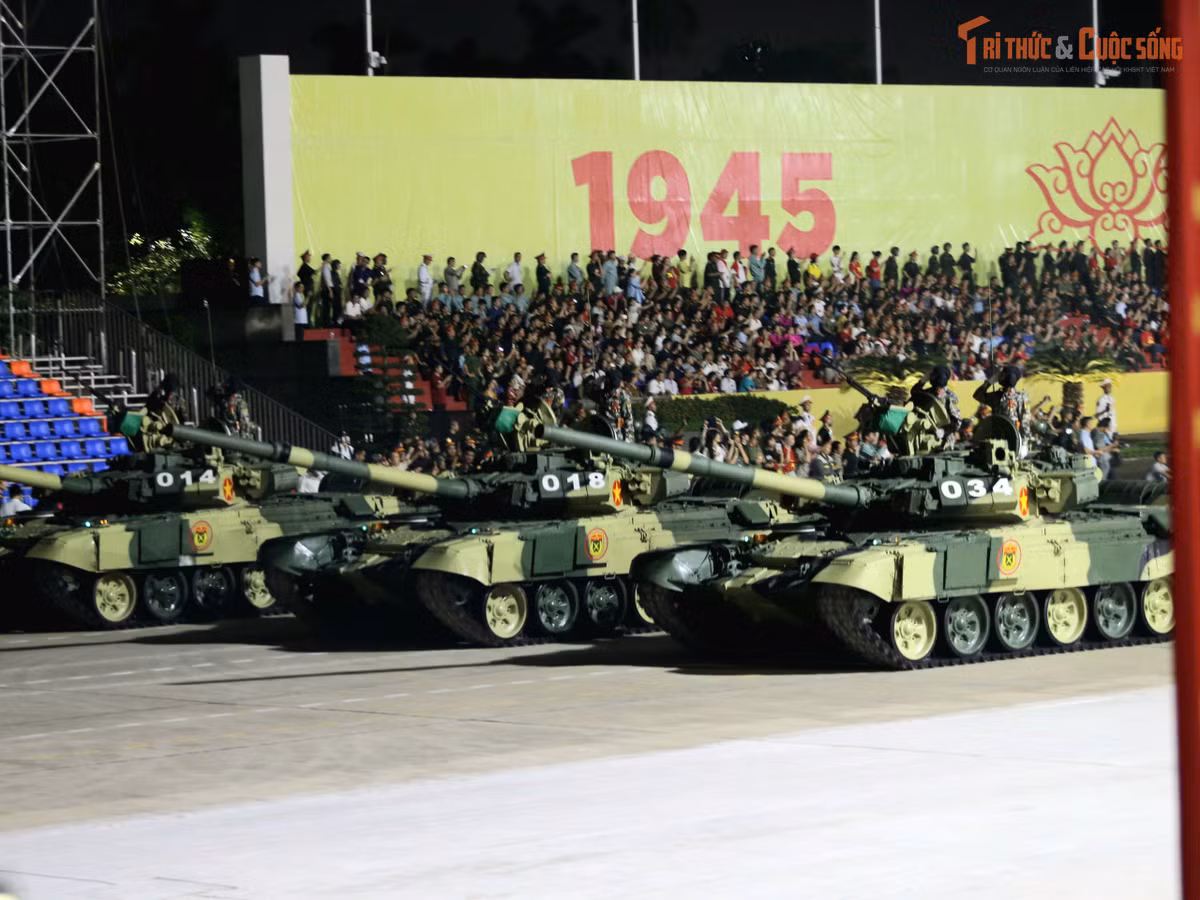 Dàn xe, pháo xuất hiện đều là những khí tài hiện đại.