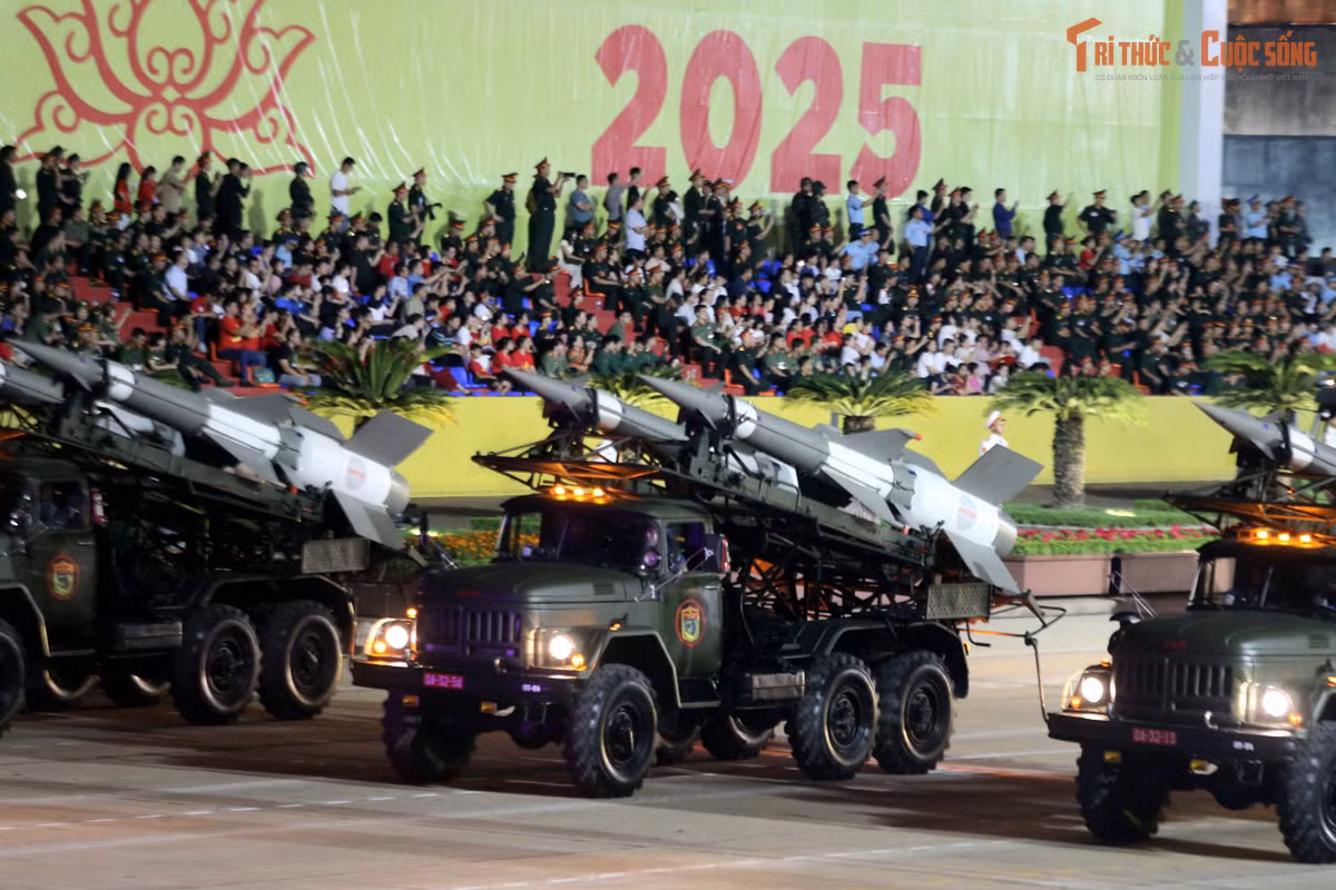 Các hệ thống tên lửa diễu qua lễ đài.