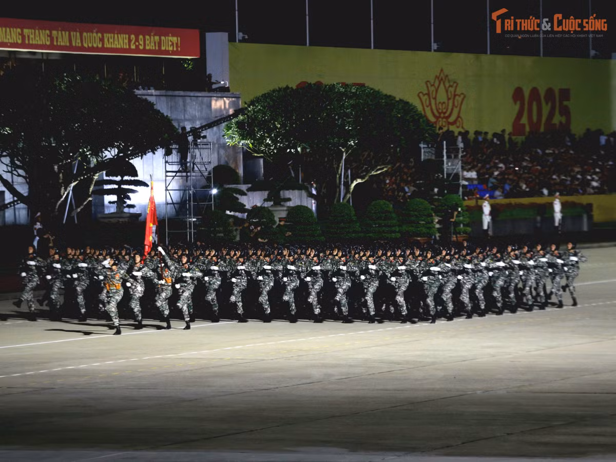 Sau khi đi qua Quảng trường Ba Đình, các khối diễu binh, diễu hành chia làm 7 hướng, di chuyển qua các tuyến phố trung tâm Hà Nội.