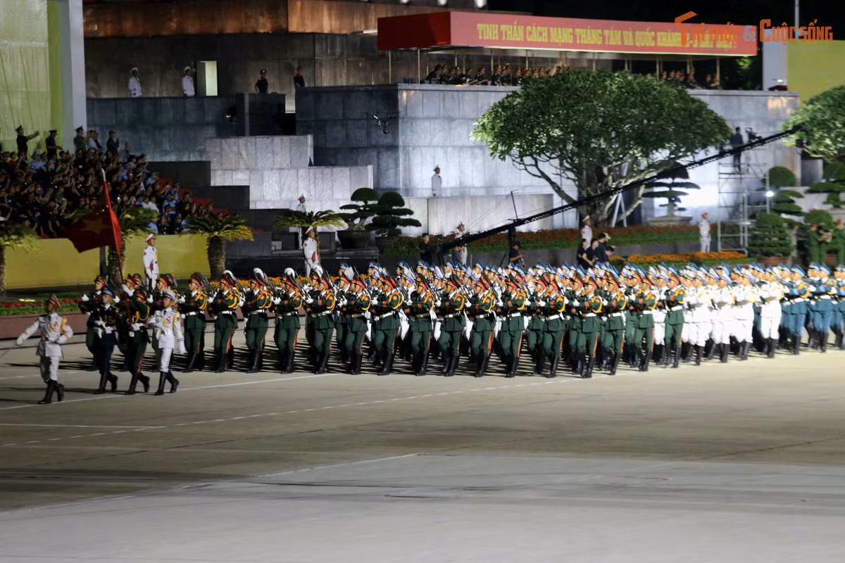 Buổi hợp luyện có hơn 16.000 quân nhân, gồm 43 khối đi bộ, 18 khối đứng, 14 khối xe pháo quân sự, đặc chủng của Quân đội và Công an.