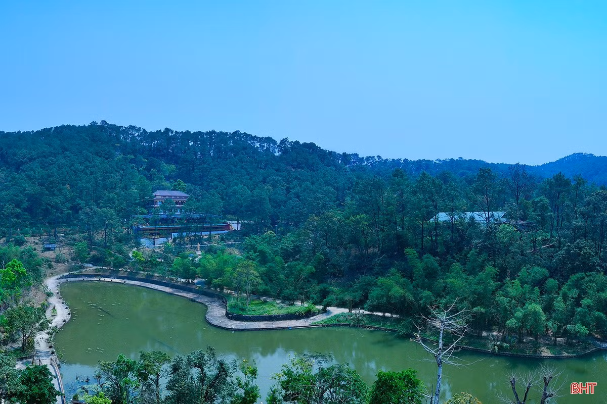 Tọa lạc trên sườn Tây núi Mồng Gà, giữa không gian trùng điệp non xanh Hồng Lĩnh, chùa Hang (phường Bắc Hồng Lĩnh, tỉnh Hà Tĩnh) hiện lên như một điểm dừng chân rất riêng, mang đến cảm giác bình yên, thanh tịnh và nên thơ.