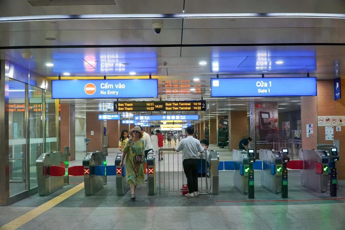 Riêng địa bàn phường Bến Nghé cũ có 2 nhà ga ngầm gồm ga Ba Son (trên đường Tôn Đức Thắng) và ga Nhà hát Thành phố (trên đường Lê Lợi).