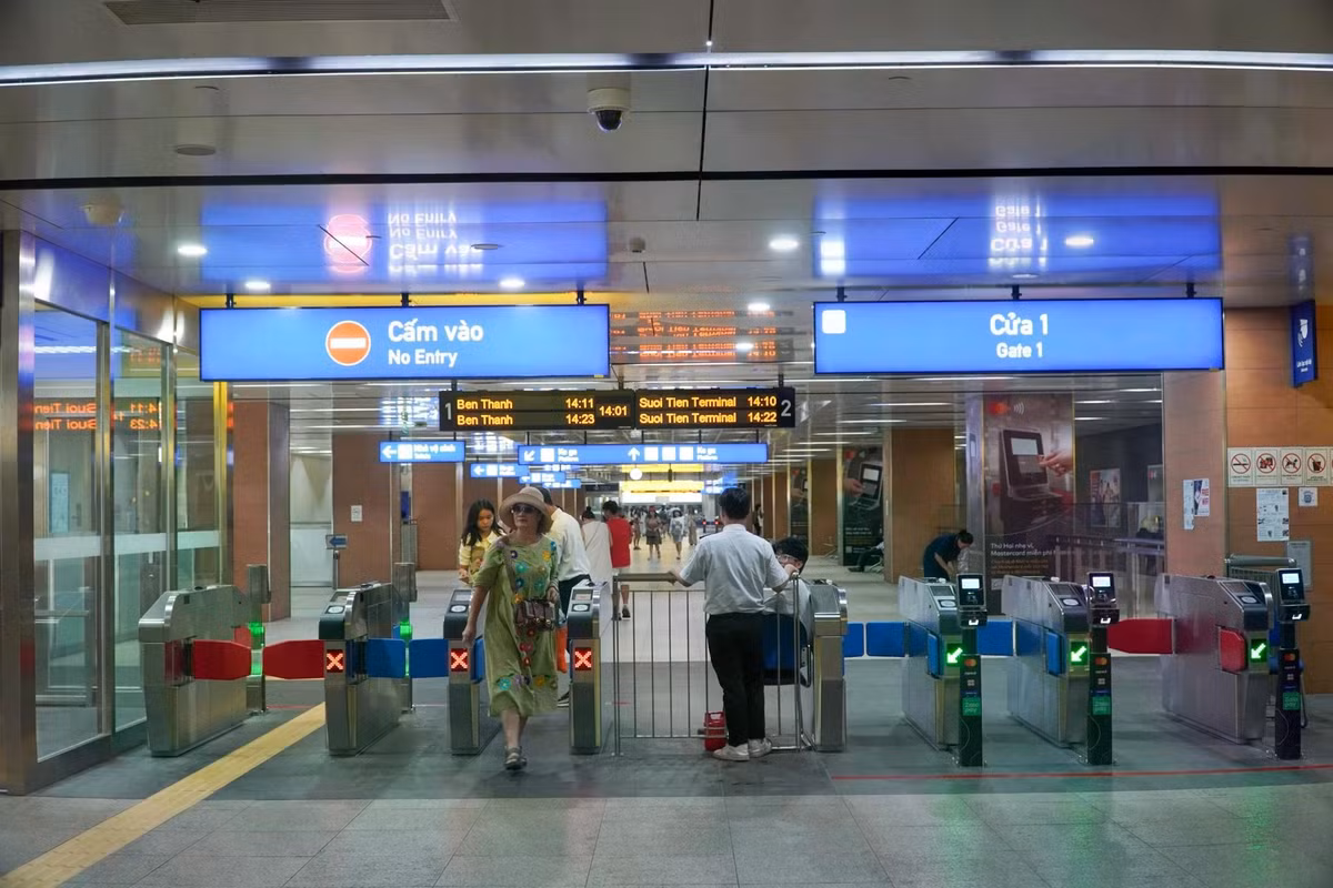 Riêng địa bàn phường Bến Nghé cũ có 2 nhà ga ngầm gồm ga Ba Son (trên đường Tôn Đức Thắng) và ga Nhà hát Thành phố (trên đường Lê Lợi).