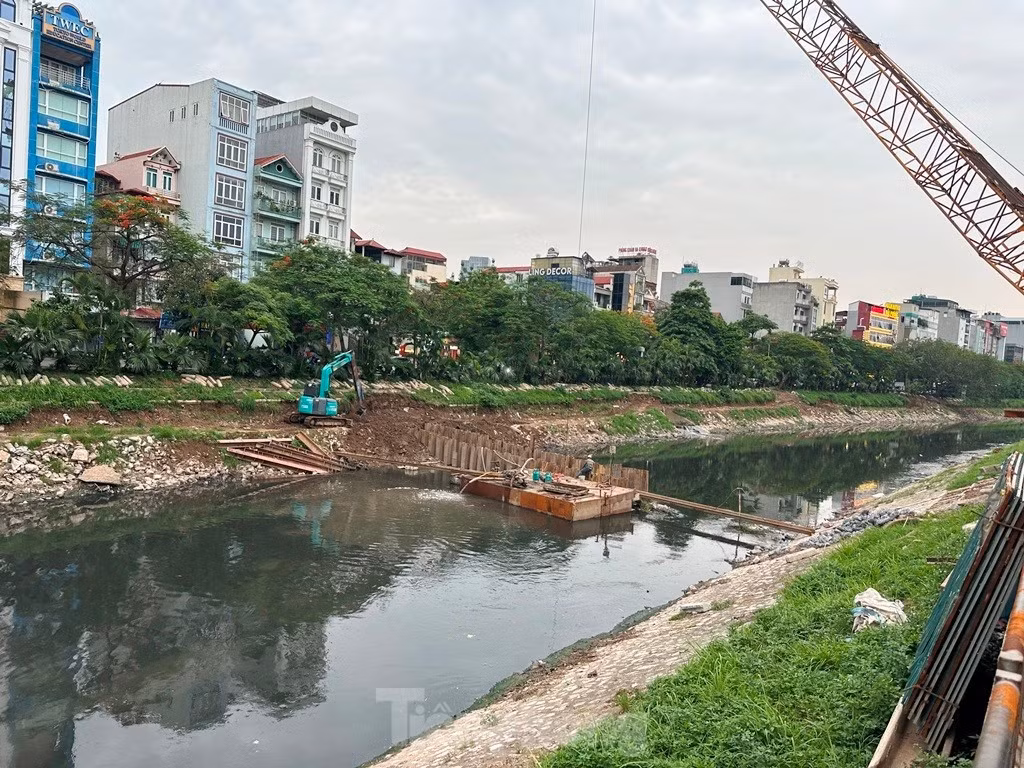 Công trường thi công ngăn đôi dòng chảy sông Tô Lịch.