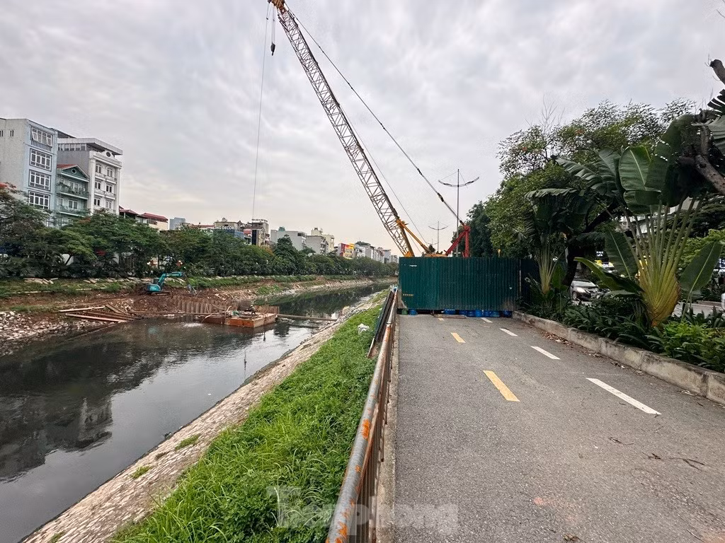 Theo ghi nhận, ngoài chậm tiến độ gây ảnh hưởng đến giao thông trên đường, công trường thi công ven sông Tô Lịch đang có nhiều nội dung thực hiện không đúng quy định. Cụ thể, công trường từ số nhà 732 - 738 đường Láng đang thiếu thiết bị cảnh báo giao thông; thiếu bảng thông tin dự án; không niêm yết công khai thời gian được phép thi công, giấy phép được cấp...