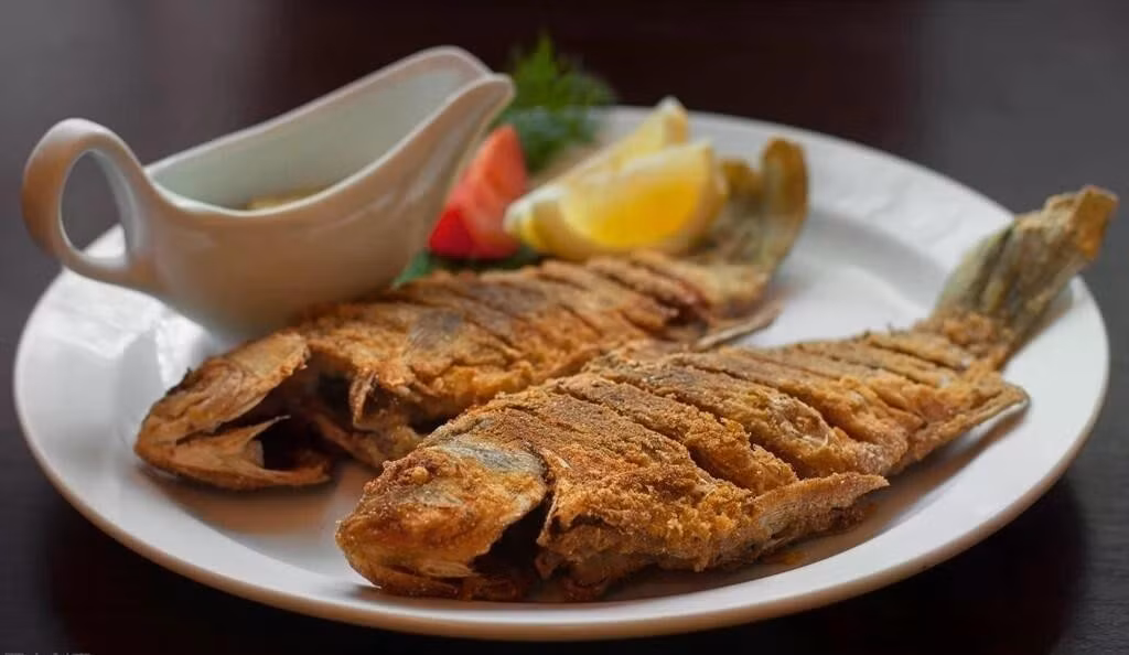 Cá bị chiên quá kỹ sẽ tạo ra các hợp chất gây nguy cơ ung thư cao. Ảnh: Sohu.