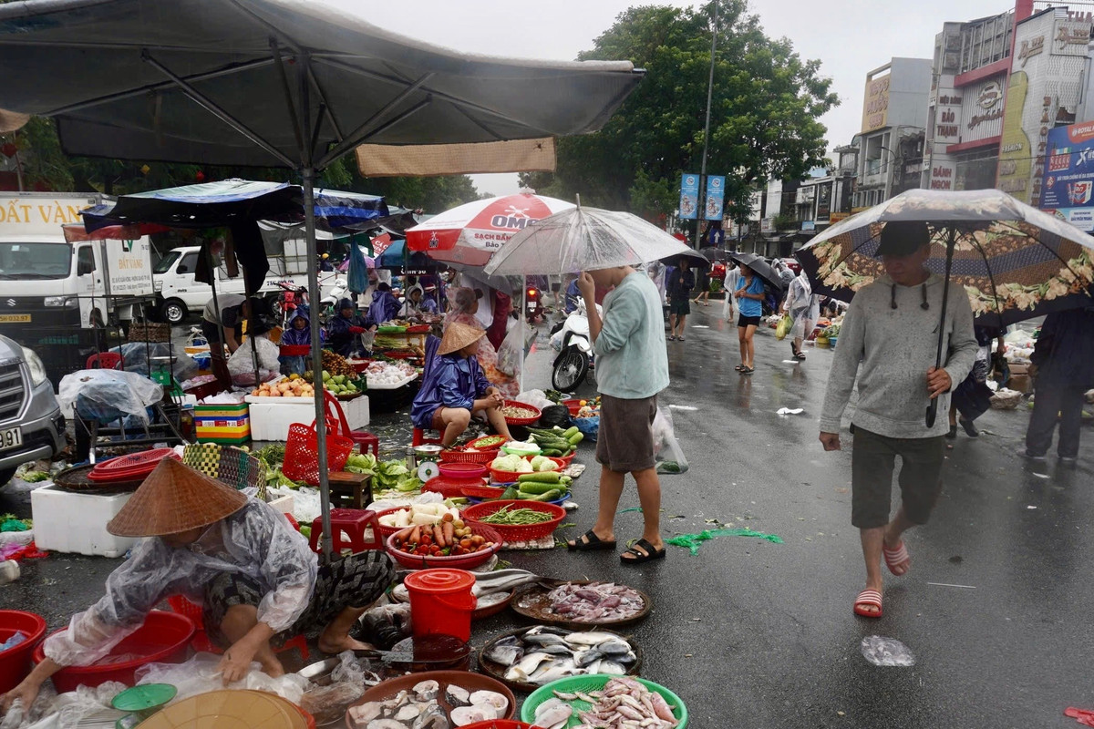 Người dân tranh thủ mua lương thực khi Huế ngớt mưa sáng 29/10. Ảnh: Quốc Anh.