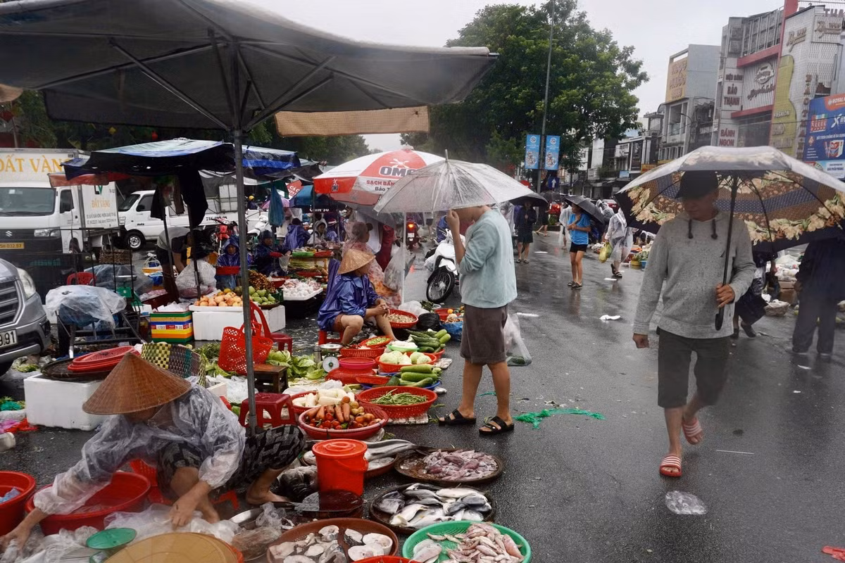 Người dân tranh thủ mua lương thực khi Huế ngớt mưa sáng 29/10. Ảnh: Quốc Anh.