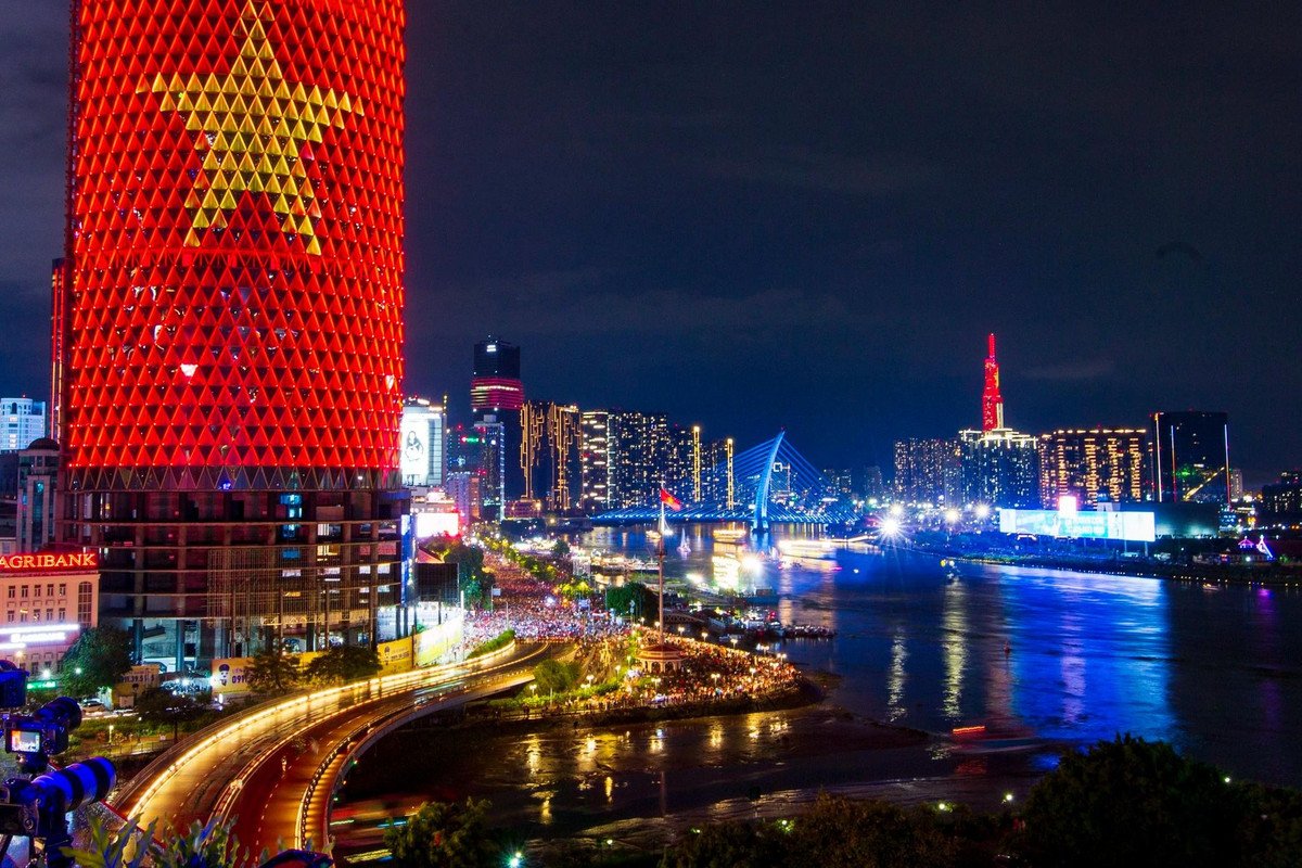 Nhờ cây cầu này, trục giao thông giữa vùng trung tâm và Khu đô thị Thủ Thiêm (thuộc TP Thủ Đức cũ) được kết nối liền mạch, kéo theo sự gia tăng rõ rệt về giá trị bất động sản hai bên bờ.