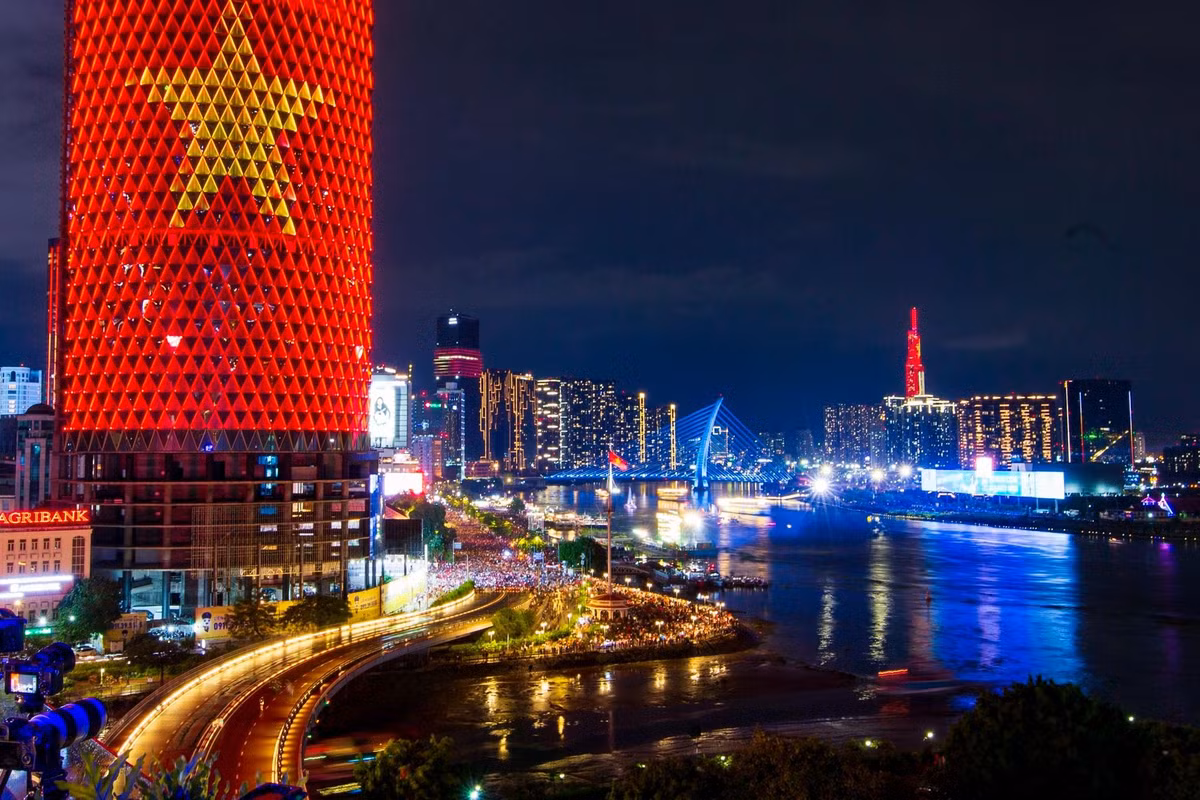 Nhờ cây cầu này, trục giao thông giữa vùng trung tâm và Khu đô thị Thủ Thiêm (thuộc TP Thủ Đức cũ) được kết nối liền mạch, kéo theo sự gia tăng rõ rệt về giá trị bất động sản hai bên bờ.