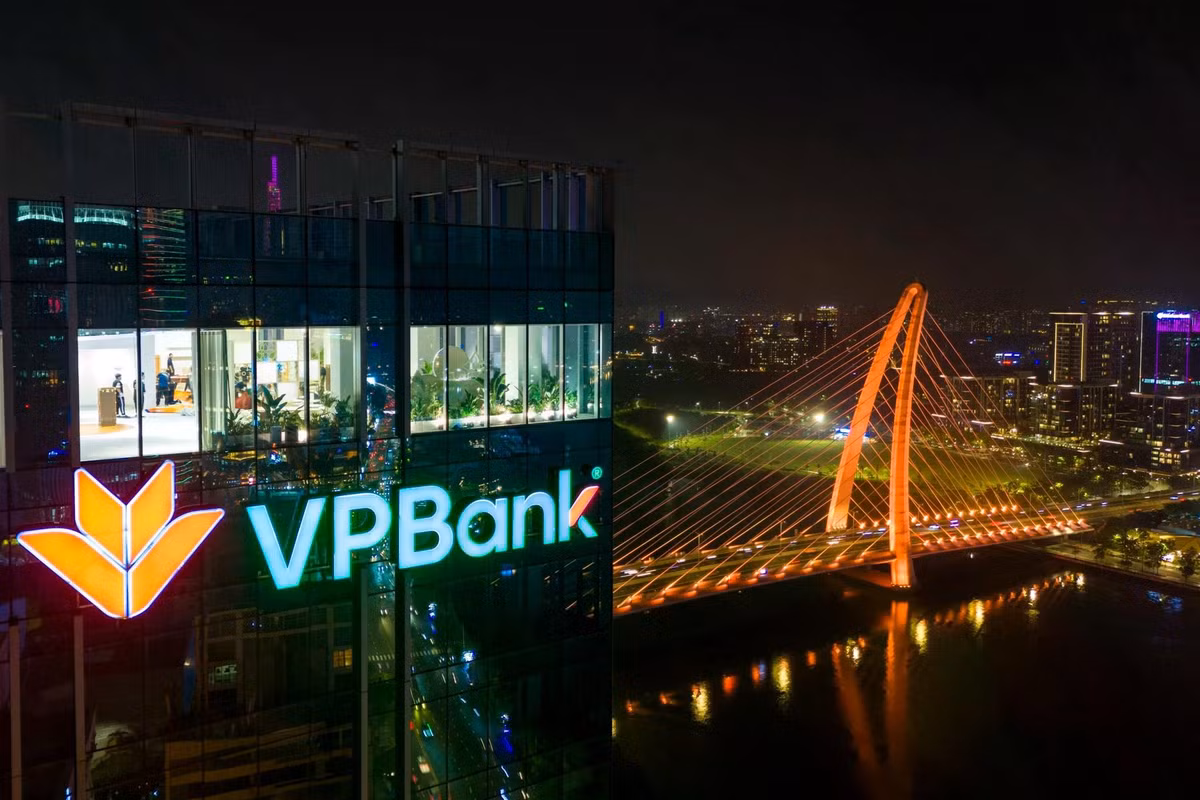 Với vị trí đắc địa và khả năng kết nối thuận lợi, phường Sài Gòn cũng là nơi tập trung trụ sở của nhiều ngân hàng lớn, công ty đa quốc gia, tổ chức tài chính, cơ quan ngoại giao...